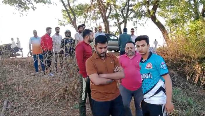 <p>कोल्हापुरात दरोडा : सांगरुळ येथील ज्वेलर्स मालकावर हल्ला करून दागिने लुटले</p>
