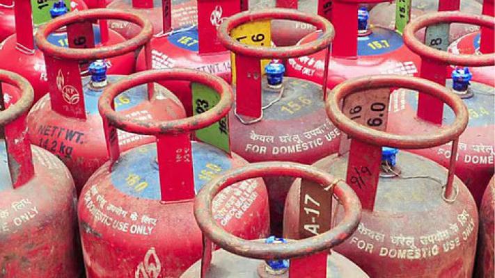 <p>घरगुती गॅसचा व्यावसायिक वापर; वडणगेतील राजवाडा हॉटेलवर कारवाई</p>
