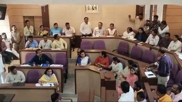 <p>&lsquo;अरे-तुरे&rsquo;ची भाषा..ज्येष्ठ जाणत्या नगरसेवकांची घसरलेली पातळी! जनतेत संतप्त भावना</p>
