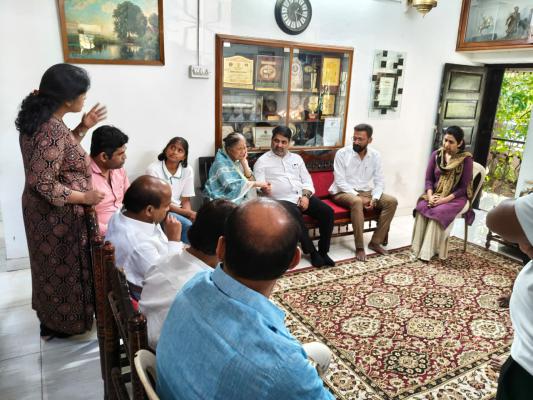 <p>"जयसिंगराव पवार यांच्या जाण्याने मराठा इतिहासाचा संदर्भग्रंथ काळाच्या पडद्याआड गेला"; आमदार सतेज पाटील यांची कुटुंबियांची सांत्वनपर भेट</p>
