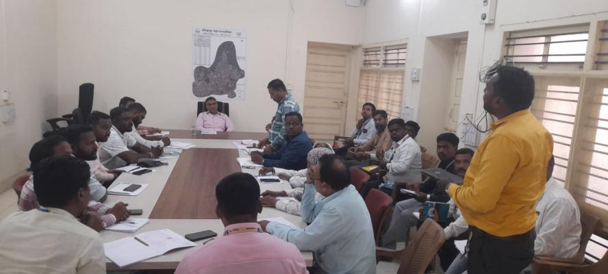 <p>स्वच्छतेवर आयुक्तांचा &lsquo;कडक डोस&rsquo;; हलगर्जीपणा करणाऱ्या अधिकाऱ्यांवर कारवाईचा इशारा</p>
