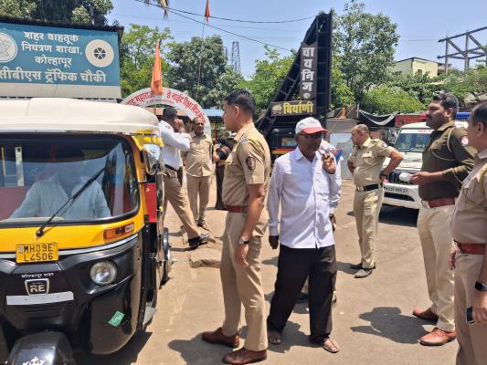 <p>कोल्हापुरात रिक्षा चालकांवर धडक कारवाई; 151 जणांना दंड, 77 हजार वसूल!</p>

