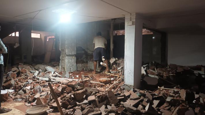 <p>कोल्हापूरात अनधिकृत बांधकामावर महापालिकेची कारवाई; तळघरातील बाथरूम व टॉयलेट्स बांधकाम हटवले</p>
