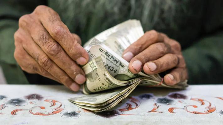 <p>सातबारा नोंदणीसाठी 60 हजारांची लाच स्वीकारताना मंडळ अधिकारी एसीबीच्या जाळ्यात</p>
