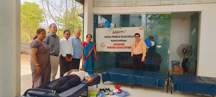 <p>लकी ग्रुपच्या पुढाकारातून रक्तदान शिबिर; 110 रक्तदात्यांचा उत्स्फूर्त सहभाग</p>

