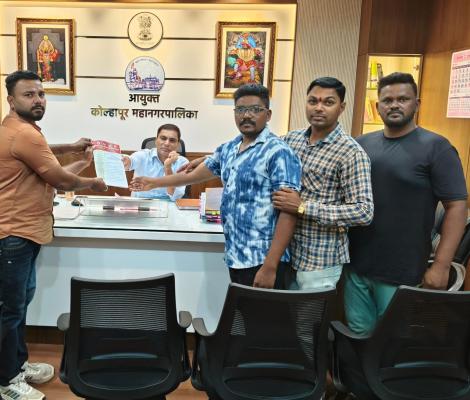 <p>कोल्हाटी डोंबारी समाज संघटनेच्यावतीने महापालिका आयुक्तांना निवेदन</p>
