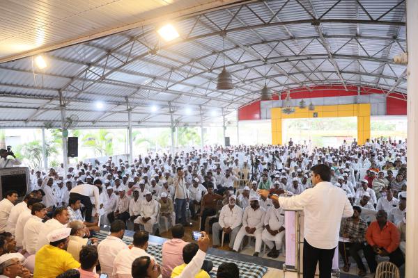 <p>"प्राण गेला तरी चालेल, पण इंचभरही जमीन देणार नाही"; करकंबमध्ये शक्तीपीठ महामार्गाविरोधात शेतकऱ्यांचा एल्गार</p>
