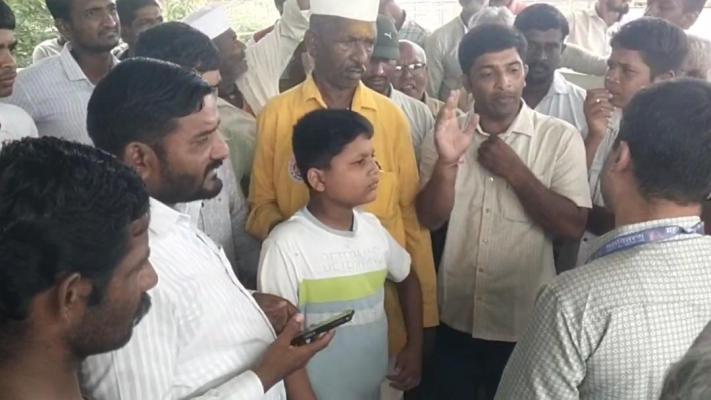 <p>स्मार्ट मीटर विरोधात पट्टणकोडोलीत महावितरण कार्यालयावर ग्रामस्थांचा मोर्चा</p>
