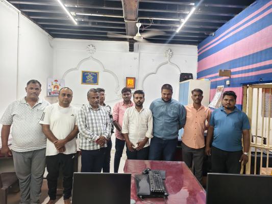 <p>हरीओम नगरमध्ये तीन पानी जुगार अड्यावर पोलिसांचा छापा...नऊ जण ताब्यात&nbsp;</p>
