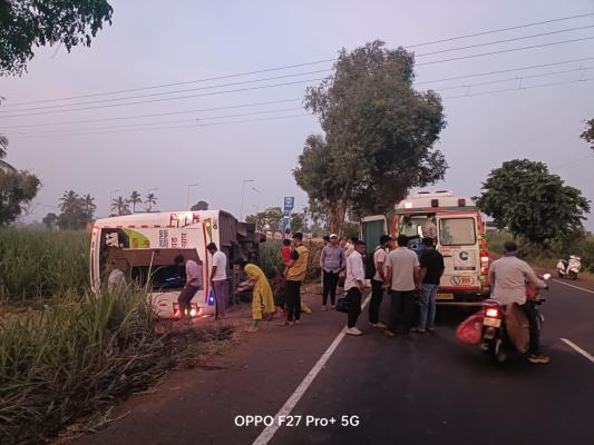 <p>चुये कावणे येथे ट्रॅव्हल्सचा अपघात...चार प्रवाशी जखमी</p>
