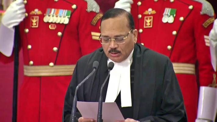 <p>५३ व्या सरन्‍यायाधीशांनी घेतली शपथ..! </p>
