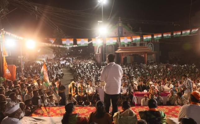 <p>निगवे दुमालाच्या जाहीर सभेत आ. सतेज पाटील यांनी जि.प. अध्यक्षाबाबत व्यक्त केला विश्वास&nbsp;&nbsp;</p>
