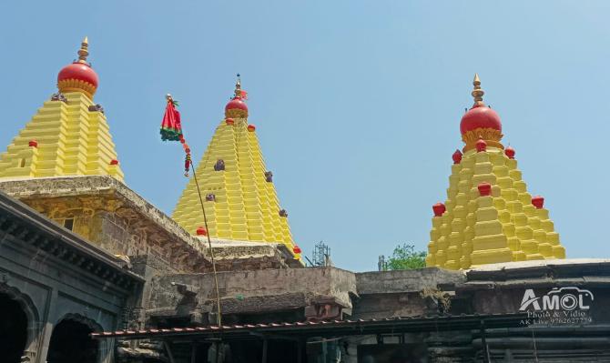 <p>नववर्षानिमित्त करवीर निवासिनी अंबाबाई मंदिरात उभारली गुढी...</p>
