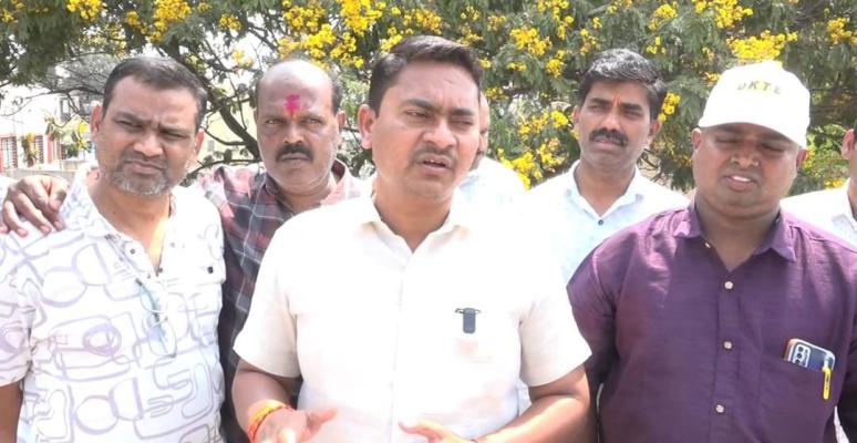 <p>इचलकरंजीतील पुण्यश्लोक अहिल्याबाई होळकर मार्केटच्या टेरेसवर 'ओपन बार'... व्यापारी त्रस्त</p>
