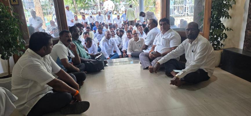 <p>जलसंपदा विभागानं काही तासात यु टर्न घेवून, उपसा बंदीचा आदेश लागू केल्याने शेतकरी आक्रमक</p>
