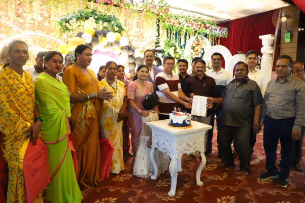 <p>तृतीयपंथीयांच्या सन्मानात राजेश्वरीचा पाचवा वाढदिवस ; प्रत्येकासाठी ५ लाखांच्या अपघात विम्याचा संकल्प</p>
