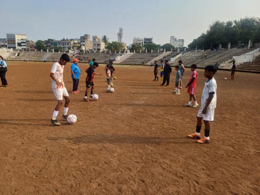 <p>शिवाजी स्पोर्ट्स अकॅडमीच्या फुटबॉल प्रशिक्षण शिबीराला सुरुवात...</p>
