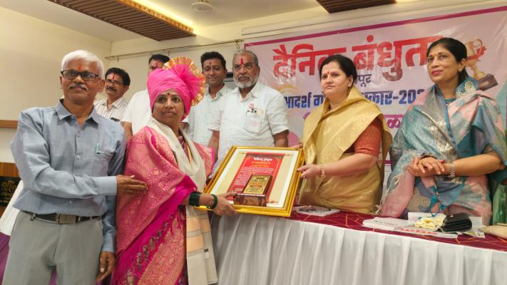 <p>मुरगूडच्या लिटल मास्टर गुरुकुल शाळेच्या मुख्याध्यापिका सुमन अनावकर यांना आदर्श मुख्याध्यापिका पुरस्कार प्रदान&nbsp;</p>
