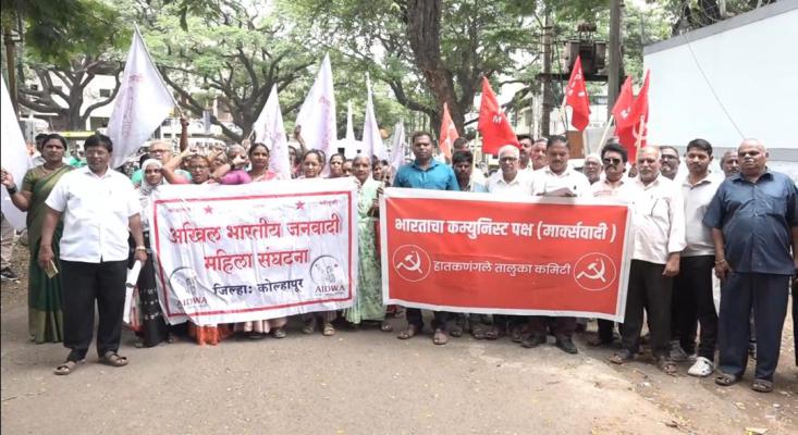 <p>महागाई आणि पेन्शन योजनेतील अडचणींविरोधात इचलकरंजीत निदर्शने...</p>
