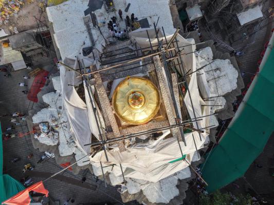 <p>सोन्याच्या कळसाने झळाळले श्री अंबाबाई मंदिराचे शिखर</p>
