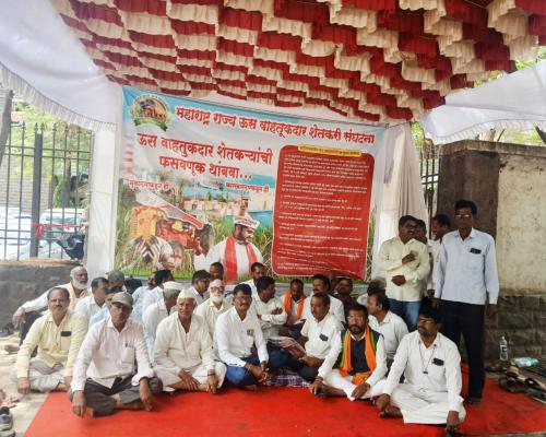 <p>ऊस वाहतुकदारांच्या कागदपत्रांचा वापर करून मुकादम आणि&nbsp; कारखान्यांनी घेतलं कर्ज...</p>
