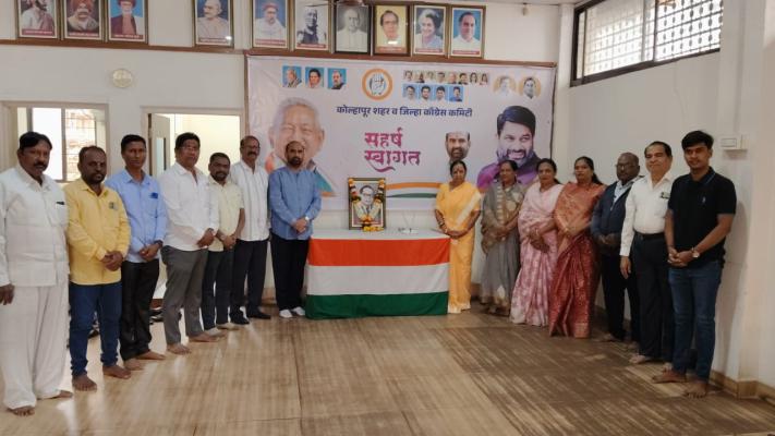 <p>काँग्रेस कमिटीमध्ये भारतरत्न डॉ. बाबासाहेब आंबेडकर यांना अभिवादन </p>
