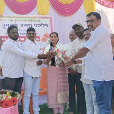 <p>बहुजन क्रांती सामाजिक संघटनेकडून वृषाली पाटील हिचा सत्कार</p>
