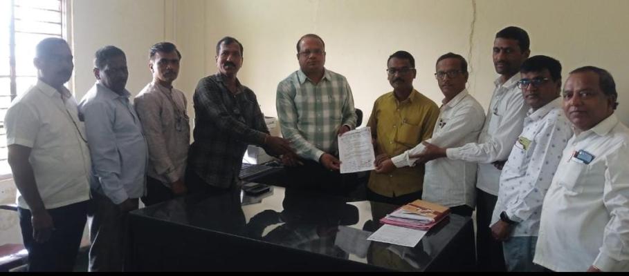 <p>सेवा आणि वेतन प्रश्नी गटसचिवांचे असहकार आंदोलन...</p>
