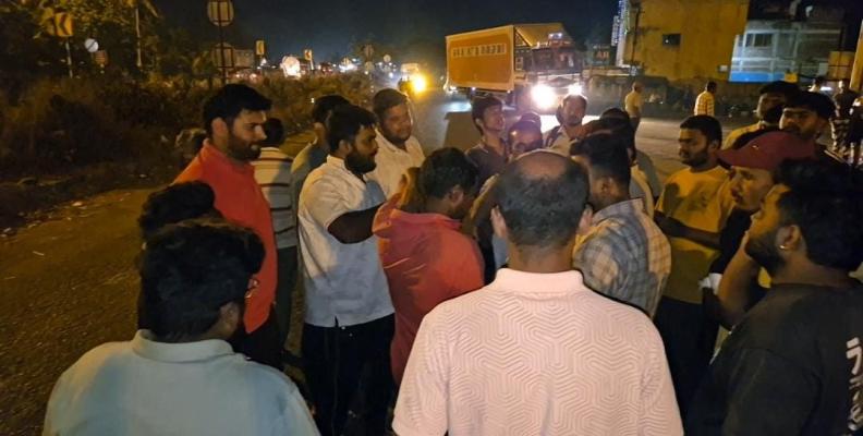 <p>कागल सीमा तपासणी नाक्यावरील अपघातानंतर शिवसेना उबाठा पक्षाचे कार्यकर्ते संतप्त</p>
