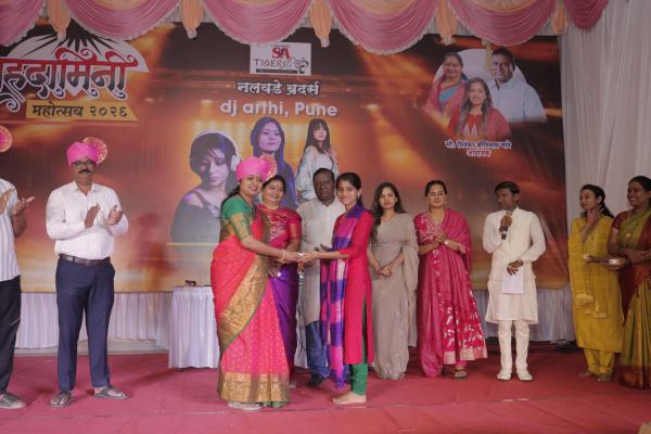 <p>एस फोर चॅरिटेबल ट्रस्टच्यावतीने कर्तबगार महिलांचा सन्मान...&nbsp;</p>
