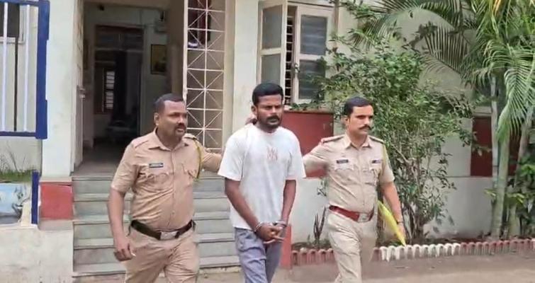 <p>इचलकरंजीत जर्मन गँगच्या रुपेश नरवाडेला पोलिस कोठडी...</p>
