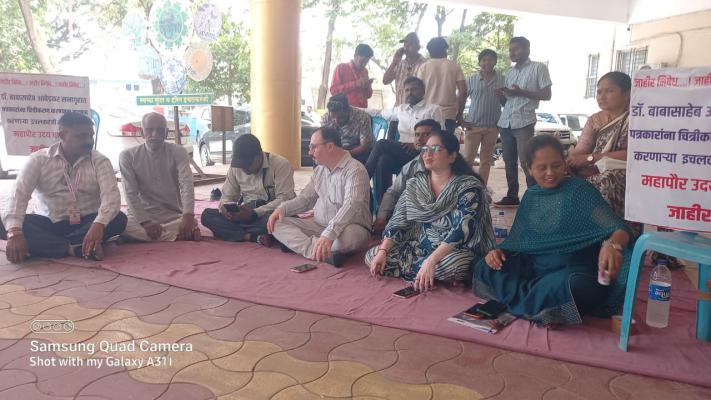 <p>चित्रीकरणासाठी रोखल्याने इचलकरंजी महापालिका आवारात पत्रकारांचे आंदोलन...</p>
