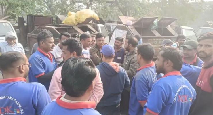 <p>इचलकरंजीत घंटागाडी कर्मचाऱ्यांचे काम बंद आंदोलन...</p>
