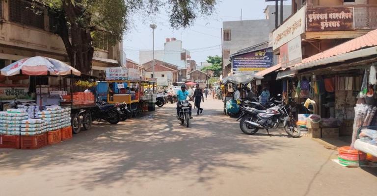<p>कुरुंदवाड शहरात हातगाड्यांच्या अतिक्रमणात वाढ...&nbsp;</p>
