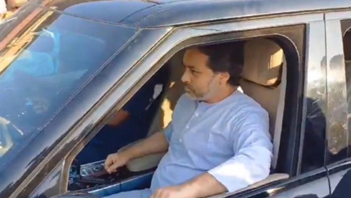 <p>भाजप पैसे वाटत असल्याचा दावा करणाऱ्या ‘या’ शिंदे गटाच्या आमदारावर गुन्हा दाखल </p>
