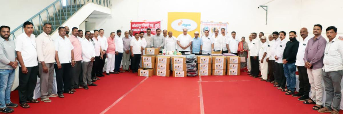 <p>मराठवाड्यातील पूरग्रस्तांसाठी गोकुळच्या कर्मचाऱ्यांचा मदतीचा हात</p>

