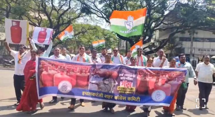 <p>गॅस सिलेंडर दरवाढ तात्काळ मागे घ्या : इचलकरंजीत काँग्रेसचे आंदोलन...</p>
