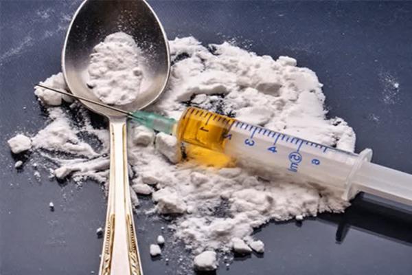 <p>इचलकरंजीत नशेच्या इंजेक्शनचा साठा जप्त...</p>
