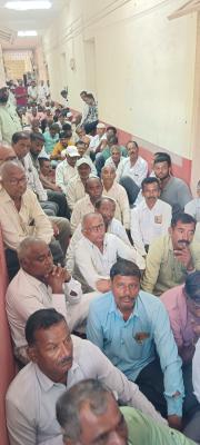 <p>उपसा बंदीविरोधात शेतकऱ्यांनी पाटबंधारे विभागाच्या कार्यालयामध्येच सुरु केलं ठिय्या आंदोलन</p>
