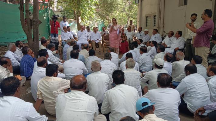 <p>जलसंपदा विभागाने जिल्ह्यातील उपसा बंदी उठवली : शेतकऱ्यांच्या ठिय्या आंदोलनाला यश&nbsp;</p>
