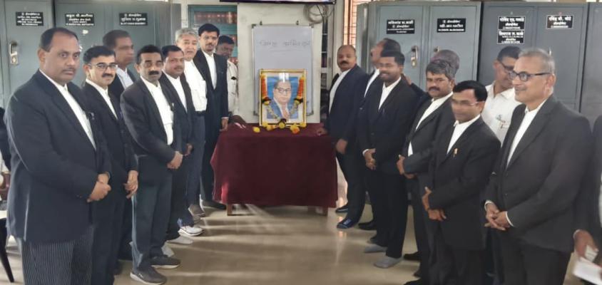 <p>सिटी क्रिमिनल कोर्ट प्रॅक्टिशनर्स बार असोसिएशनच्यावतीने डॉ. बाबासाहेब आंबेडकर यांना अभिवादन </p>
