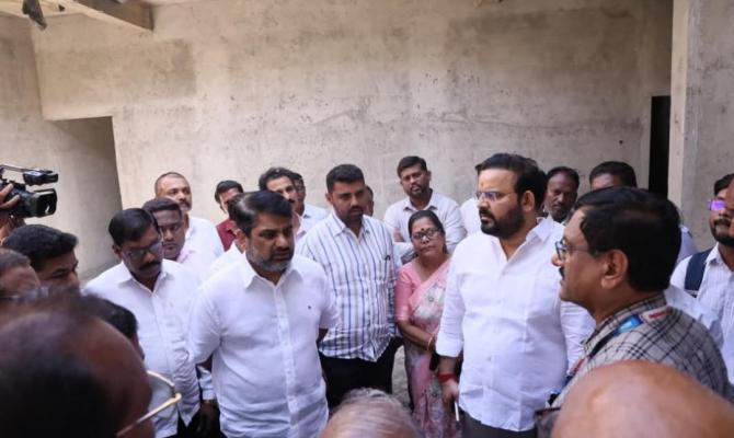 <p>आ.सतेज पाटील यांच्याकडून अभ्यासिकेच्या कामाची पाहणी...&nbsp;</p>
