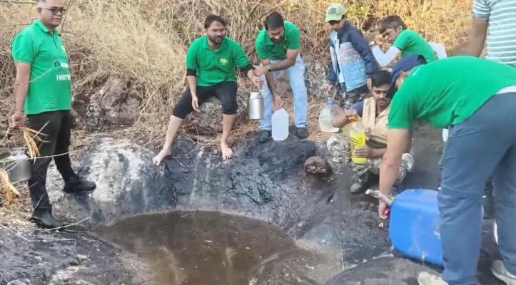 <p>पेठवडगावच्या निसर्गप्रेमी मित्र संस्थेने केली पशू, पक्ष्यांसाठी पिण्याच्या पाण्याची सोय</p>
