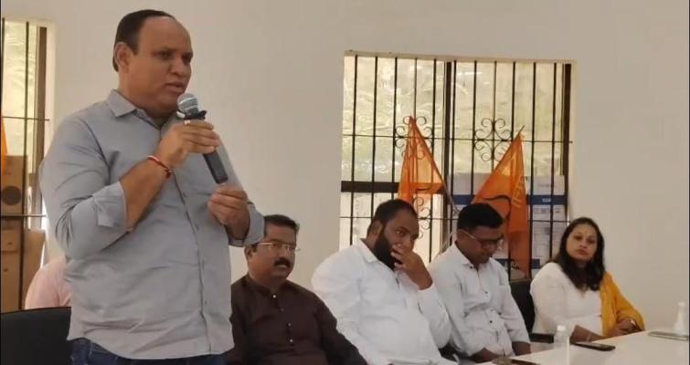 <p>जनगणना आणि मतदार नोंदणी अभियानात शिवसेनेच्या पदाधिकाऱ्यांनी झोकून देऊन काम करावे : जिल्हाप्रमुख रवींद्र माने</p>
