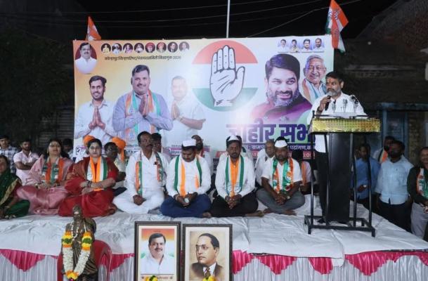 <p>दुटप्पी सरकारचा ढोंगीपणा ओळखा :&nbsp;कोगेतील&nbsp;सभेत आ. पाटील यांचे आवाहन&nbsp;</p>
