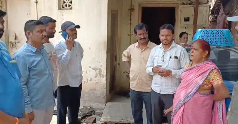 <p>इचलकरंजीत गटारीच्या कामावरुन नागरिकांचा संताप...ठेकेदार अन् अधिकाऱ्यांना धरलं धारेवर</p>
