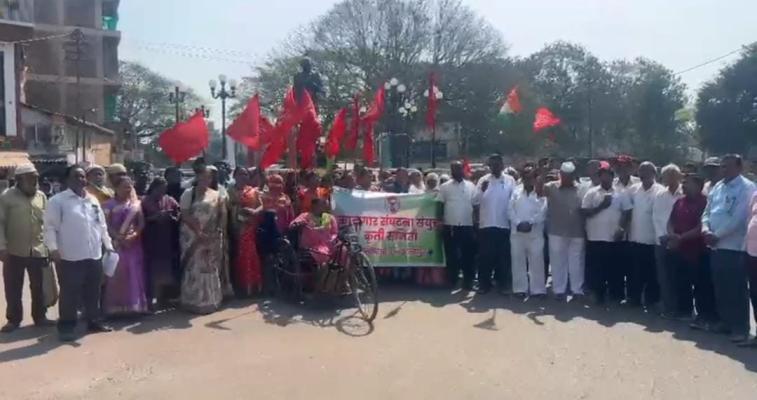 <p>कामगार विरोधी चार श्रम संहिते विरोधात पुकारलेल्या देशव्यापी संपाला इचलकरंजीत चांगला प्रतिसाद...</p>
