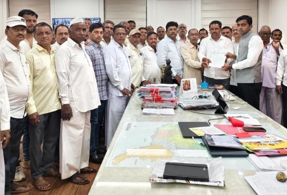 <p>चोरटयांनी ट्रान्सफॉर्मर फोडले... सहकारी पाणी पुरवठा संस्था हतबल...</p>
