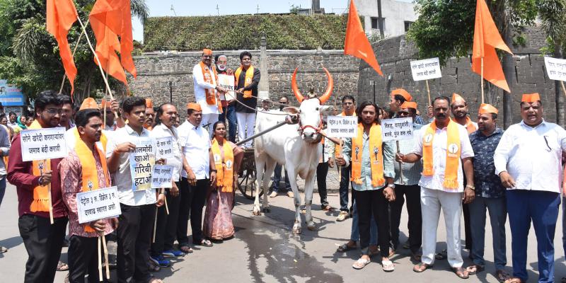 <p>वाढत्या महागाईविरोधात कोल्हापुरात शिवसेना ठाकरे गटाच्या युवा सेनेचे अनोखे आंदोलन</p>
