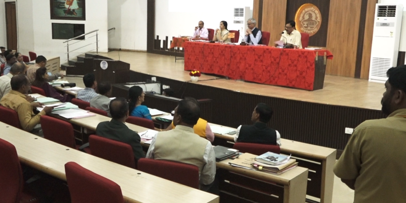 <p>शिवाजी विद्यापीठाची अधिसभा तब्बल १२ तास चालली...</p>

<p>&nbsp;</p>
